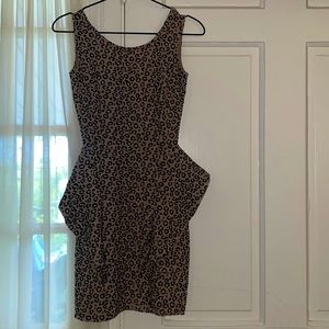 This cheetah print body con dress is fierce & fun! Size Small